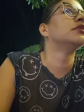 Snapshot of DAELAA chatting on 01.21.25 DAELAA online show from 01.21.25