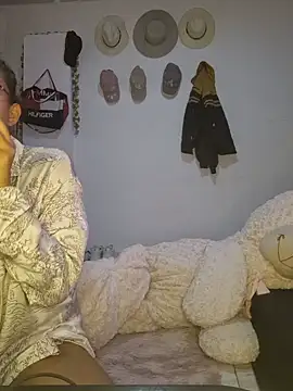 Snapshot of DAELAA chatting on 03.01.25 DAELAA online show from 03.01.25