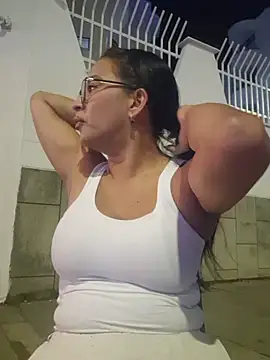 Snapshot of DAELAA chatting on 03.19.25 DAELAA online show from 03.19.25