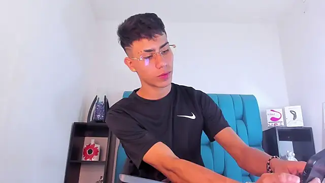 Snapshot of AlanNaughty chatting on 01.19.25 AlanNaughty online show from 01.19.25