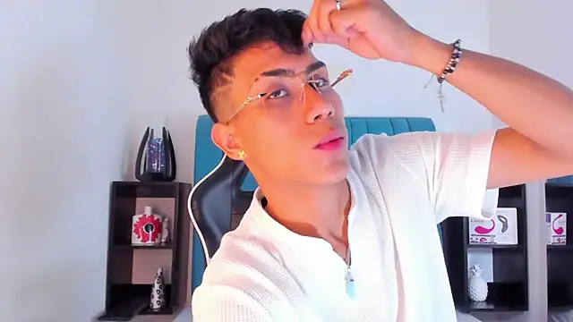 Snapshot of AlanNaughty chatting on 01.22.25 AlanNaughty online show from 01.22.25