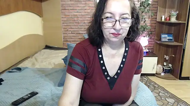 Snapshot of EvelyneFlirtyMilf chatting on 03.02.26 EvelyneFlirtyMilf online show from 03.02.26