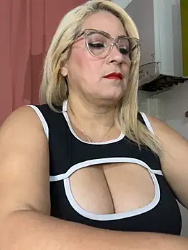 Snapshot of x_elena_x chatting on 02.04.26 x elena x online show from 02.04.26