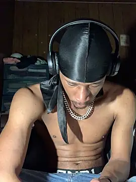 Snapshot of Tristris100 chatting on 12.19.24 Tristris100 online show from 12.19.24