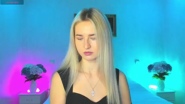Snapshot of AnnaCarrera chatting on 12.17.24 AnnaCarrera online show from 12.17.24