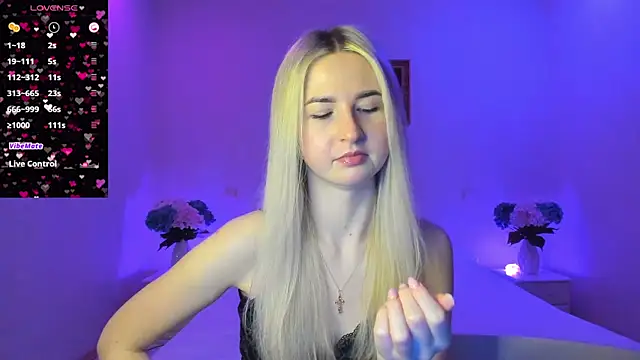 Snapshot of AnnaCarrera chatting on 01.30.25 AnnaCarrera online show from 01.30.25