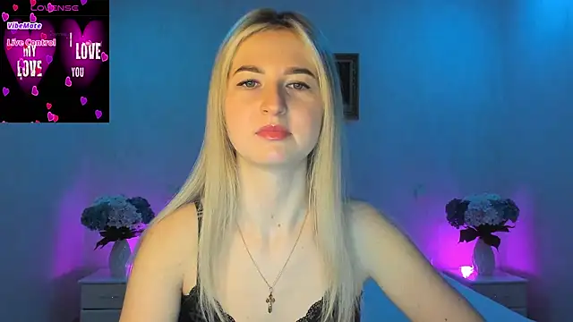 Snapshot of AnnaCarrera chatting on 02.18.25 AnnaCarrera online show from 02.18.25