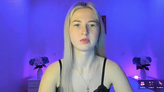 Snapshot of AnnaCarrera chatting on 03.10.25 AnnaCarrera online show from 03.10.25