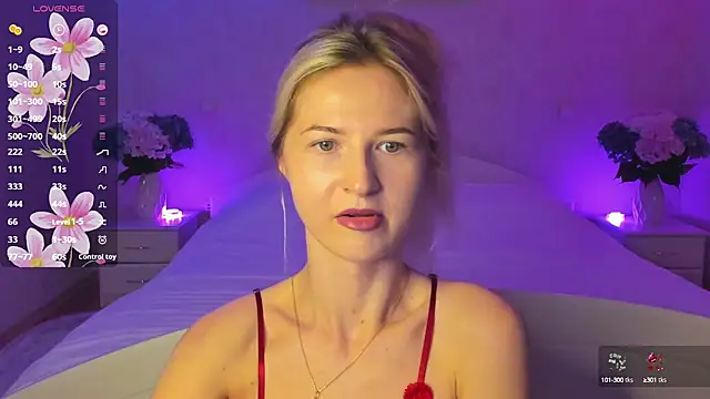 Snapshot of AnnaCarrera chatting on 09.15.25 AnnaCarrera online show from 09.15.25