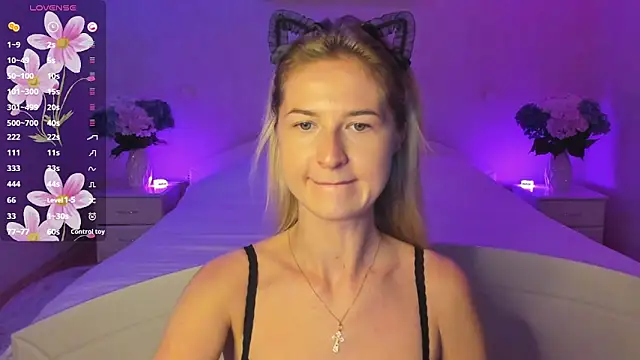 Snapshot of AnnaCarrera chatting on 09.16.25 AnnaCarrera online show from 09.16.25