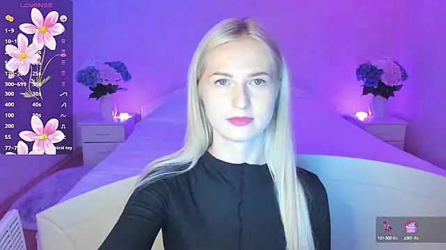 Snapshot of AnnaCarrera chatting on 10.14.25 AnnaCarrera online show from 10.14.25