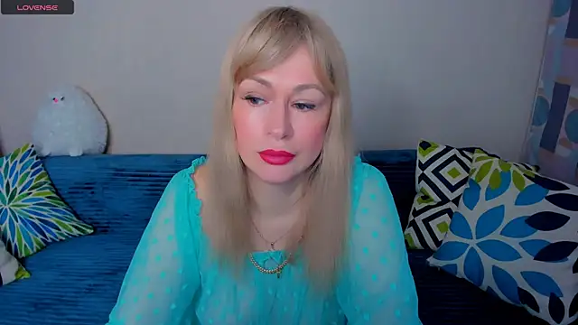 Snapshot of EllenMoore chatting on 04.22.26 EllenMoore online show from 04.22.26