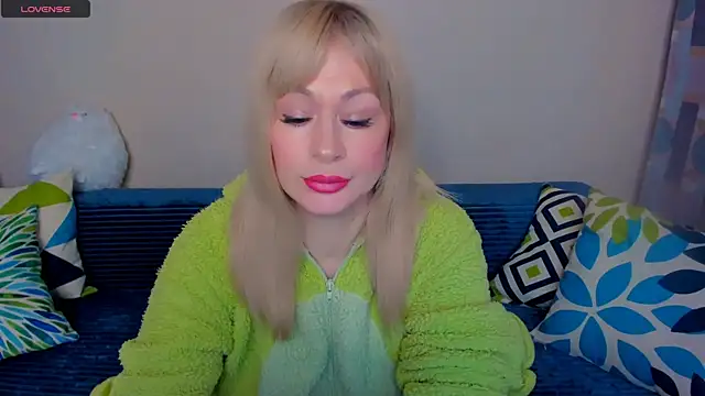 Snapshot of EllenMoore chatting on 04.28.26 EllenMoore online show from 04.28.26