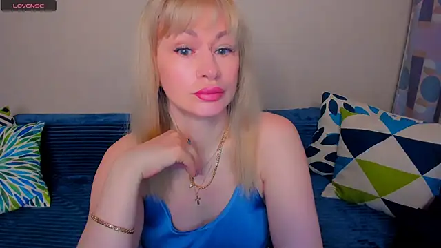 Snapshot of EllenMoore chatting on 05.23.26 EllenMoore online show from 05.23.26