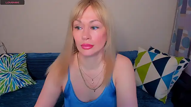 Snapshot of EllenMoore chatting on 05.24.26 EllenMoore online show from 05.24.26
