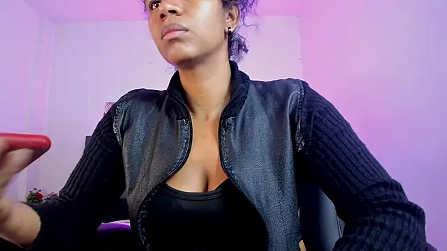 Snapshot of Ellie_Alves chatting on 10.13.25 Ellie Alves online show from 10.13.25