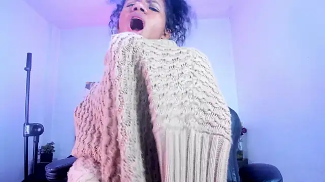 Snapshot of Ellie_Alves chatting on 11.19.25 Ellie Alves online show from 11.19.25