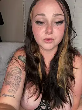 Snapshot of Kira_tattoo chatting on 07.18.26 Kira tattoo online show from 07.18.26