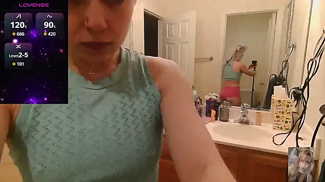 Snapshot of Blondiewithanass chatting on 12.14.25 Blondiewithanass online show from 12.14.25