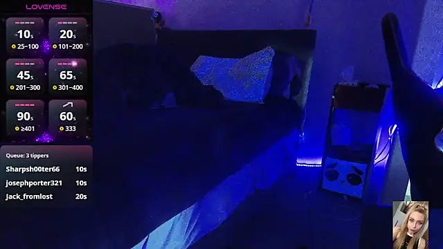 Snapshot of Blondiewithanass chatting on 12.23.25 Blondiewithanass online show from 12.23.25