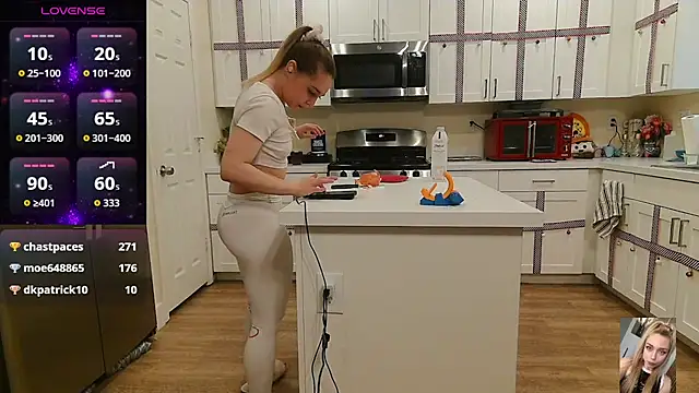 Snapshot of Blondiewithanass chatting on 01.17.26 Blondiewithanass online show from 01.17.26