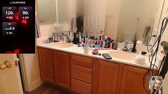 Snapshot of Blondiewithanass chatting on 03.29.26 Blondiewithanass online show from 03.29.26