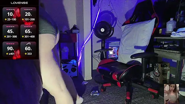 Snapshot of Blondiewithanass chatting on 04.08.26 Blondiewithanass online show from 04.08.26