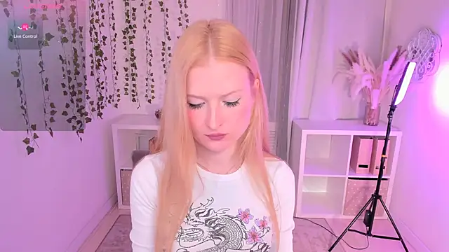 Laly Peach online show from 12.23.24