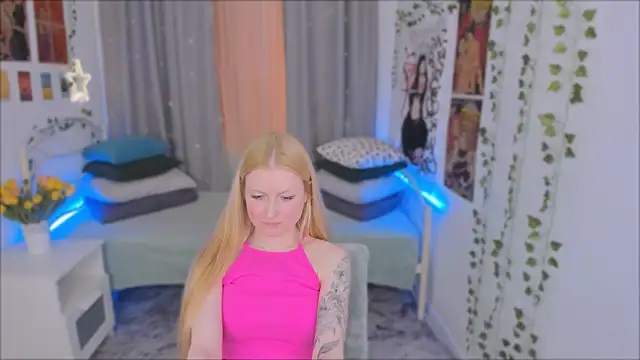 Laly Peach online show from 01.12.25