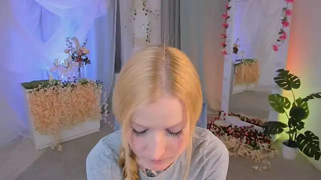 Laly Peach online show from 02.10.25