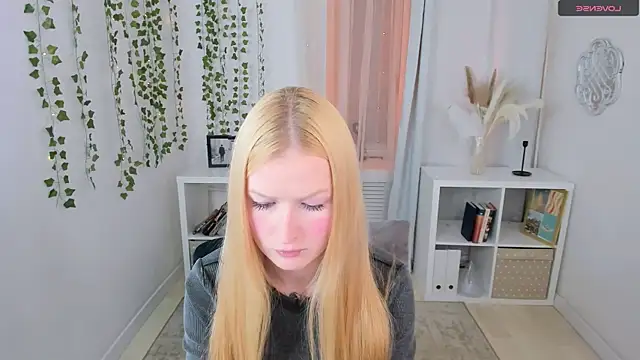 Laly Peach online show from 10.01.25