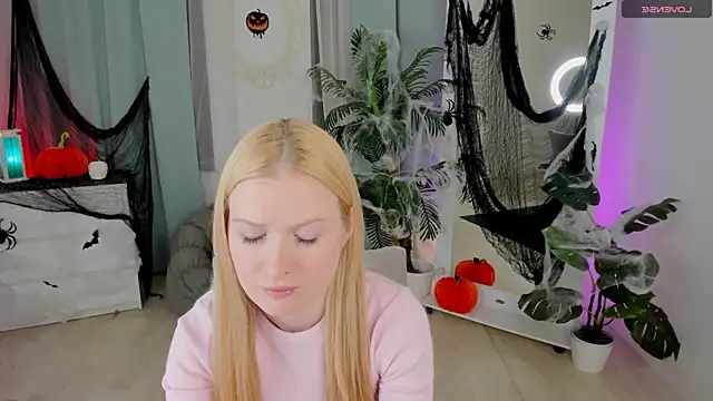 Laly Peach online show from 10.20.25