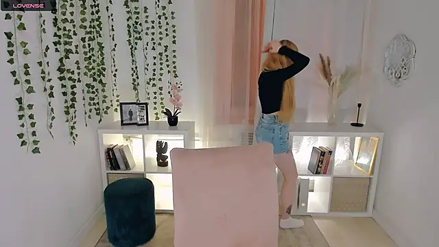 Laly Peach online show from 11.21.25