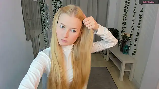 Laly Peach online show from 12.17.25