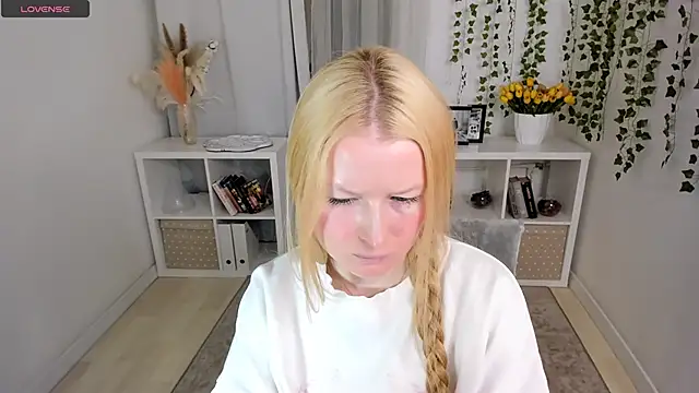 Laly Peach online show from 04.23.26