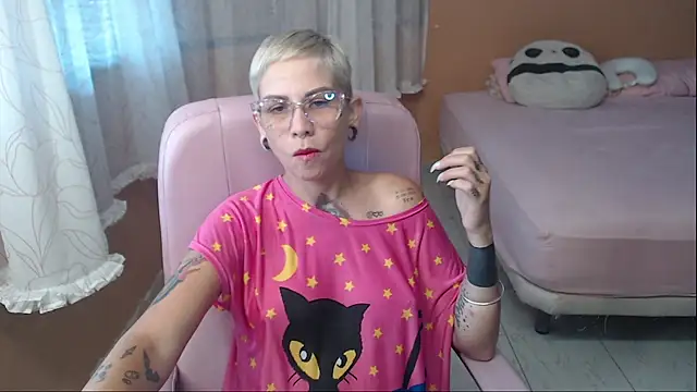 Snapshot of moon_cat85 chatting on 05.27.26 moon cat85 online show from 05.27.26