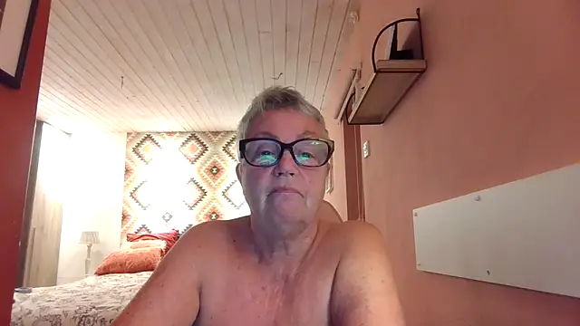 GrannyChrissy68 online show from 09.17.25