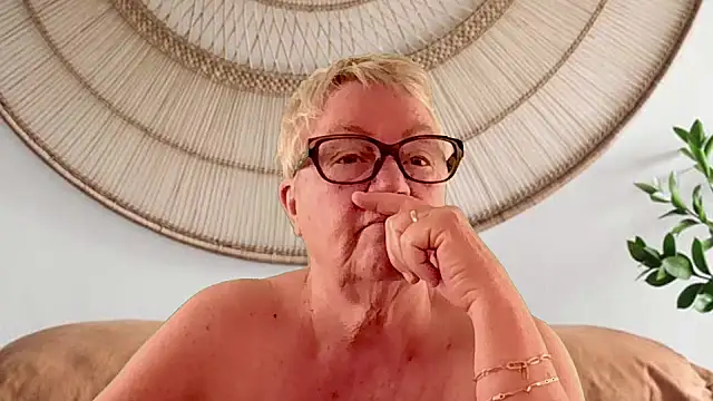 GrannyChrissy68 online show from 04.16.26