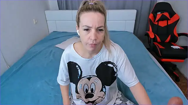 DreamGirl225 online show from 10.22.25