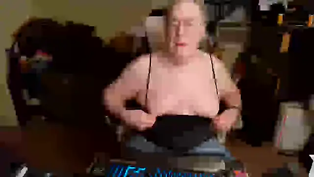 Snapshot of Toastir chatting on 02.06.25 Toastir online show from 02.06.25