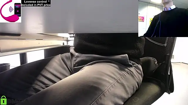 Snapshot of pliko chatting on 03.11.25 pliko online show from 03.11.25