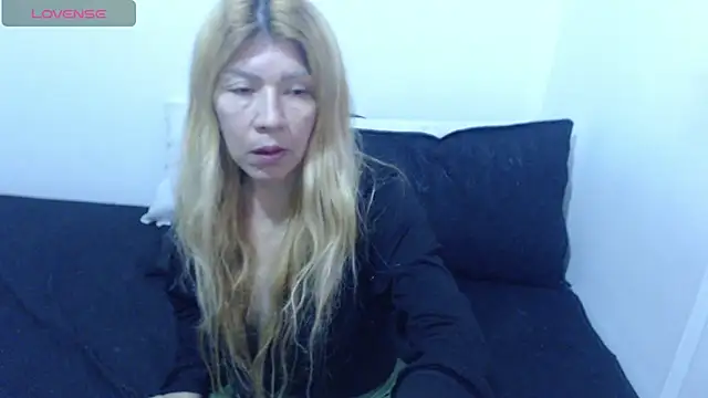 Snapshot of Dulce-Bella chatting on 04.19.26 Dulce-Bella online show from 04.19.26