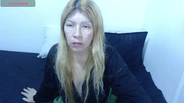 Snapshot of Dulce-Bella chatting on 04.19.26 Dulce-Bella online show from 04.19.26