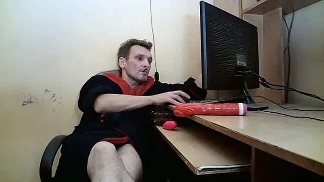 Snapshot of dundyFocus chatting on 10.30.25 dundyFocus online show from 10.30.25