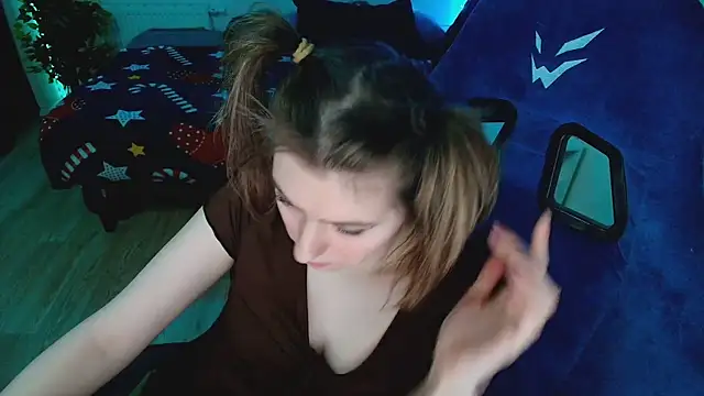 Snapshot of CranberryHot chatting on 04.13.26 CranberryHot online show from 04.13.26