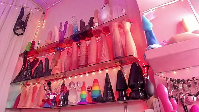 Snapshot of christymilkk chatting on 12.16.24 christymilkk online show from 12.16.24