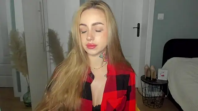Snapshot of sexyCoralie chatting on 05.15.26 sexyCoralie online show from 05.15.26
