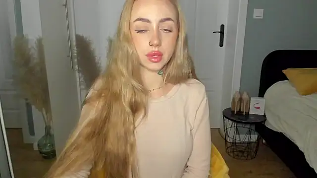 Snapshot of sexyCoralie chatting on 05.18.26 sexyCoralie online show from 05.18.26