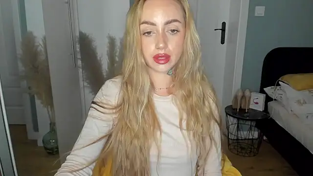 Snapshot of sexyCoralie chatting on 05.31.26 sexyCoralie online show from 05.31.26