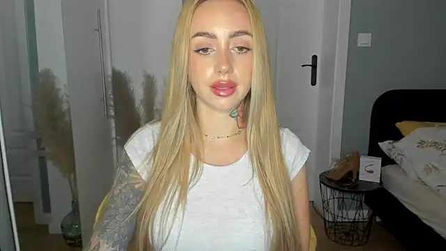 Snapshot of sexyCoralie chatting on 06.11.26 sexyCoralie online show from 06.11.26